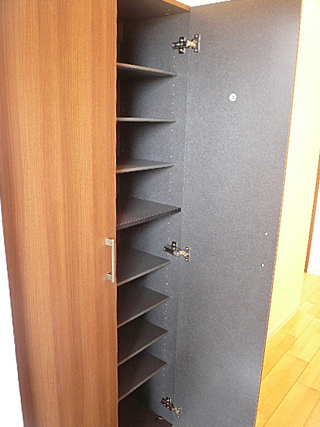 田園調布サニーハイツ　ミラー付き玄関収納です。