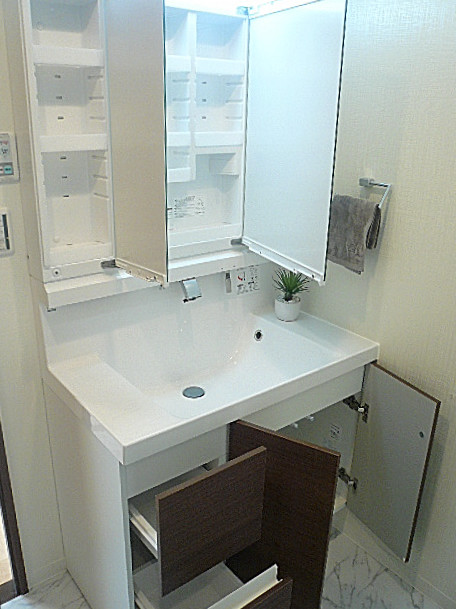 田園調布サニーハイツ　洗面化粧台　収納です。