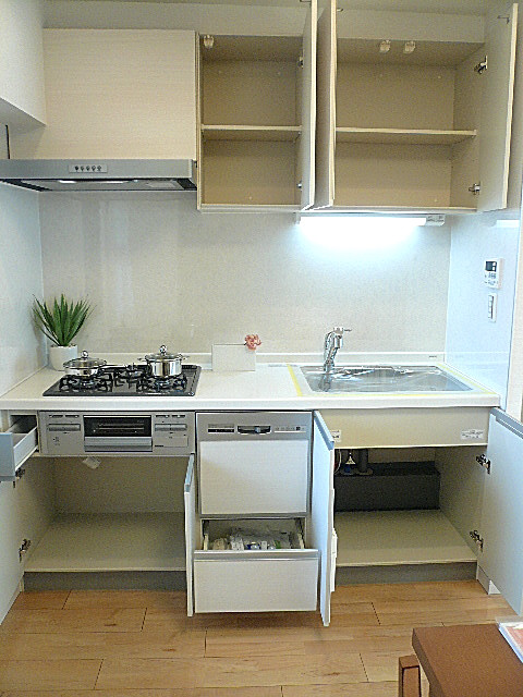 田園調布サニーハイツ　食器洗浄機付きシステムキッチン。