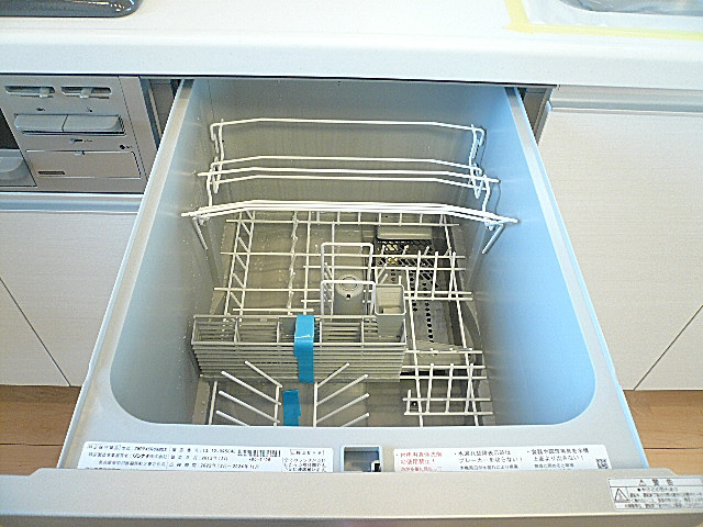 田園調布サニーハイツ　食器洗浄機付きシステムキッチン。