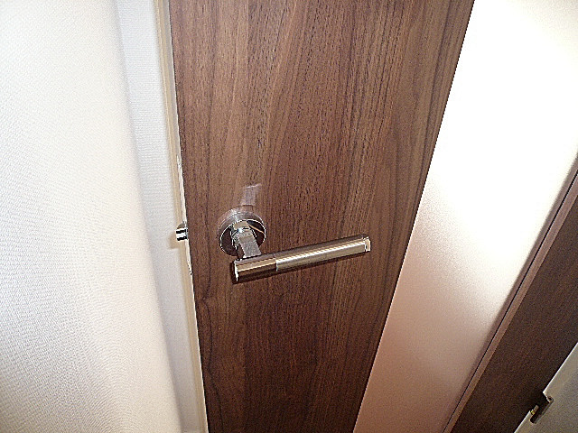 藤和用賀コープ　スリットガラスの扉。