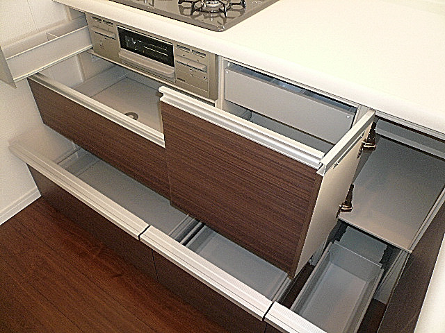 藤和用賀コープ　スライド式収納。