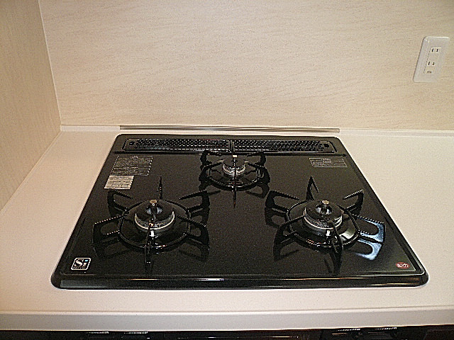 キッチン　3つ口コンロ。