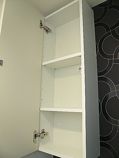 トイレ　吊戸棚。