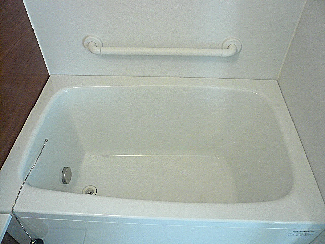 手すり付き　浴槽。
