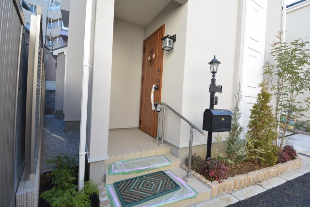 三田新築（D）玄関前