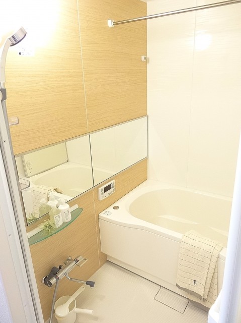 追い焚きと浴室換気乾燥機能付きバスルーム