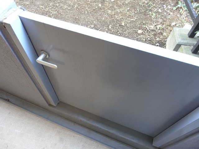 バルコニーから専用庭へ