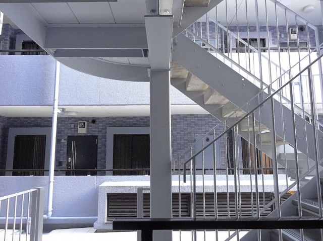 玄関目の前は共用階段