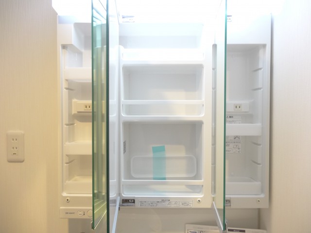 3面鏡の裏は一面収納