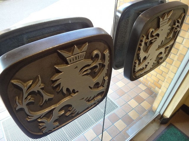 扉にライオンマーク入り