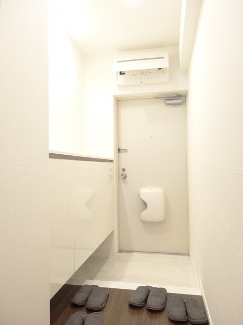 白基調の明るい玄関ホール