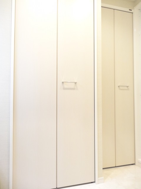 電気温水器と収納の扉