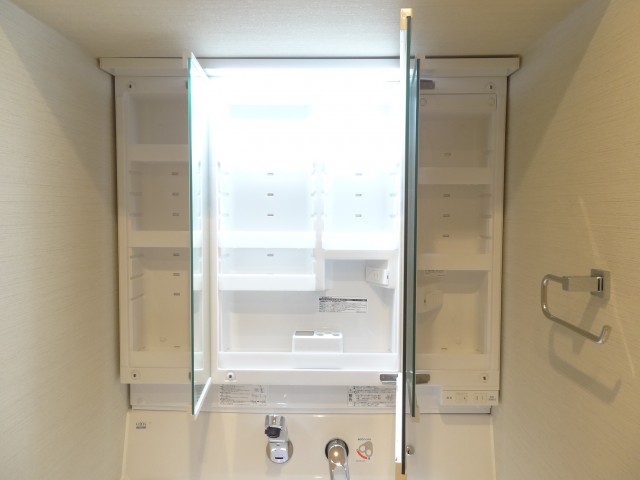 3面鏡の裏は一面収納