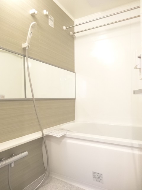 追い焚きと浴室換気乾燥機能付きバスルーム