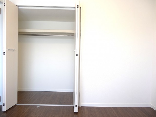 幅の広いクローゼット