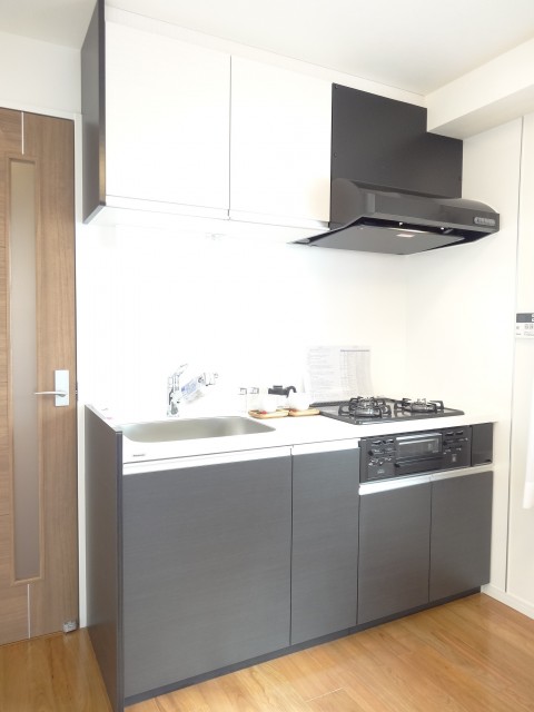 モノトーンのシステムキッチン