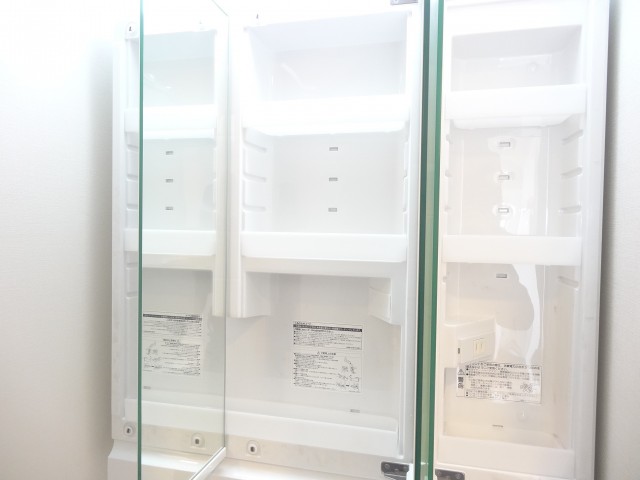 3面鏡の裏は一面収納