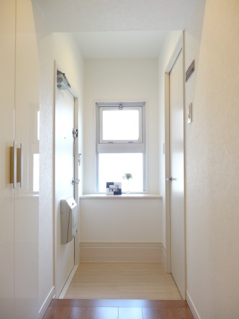 ャルマンコーポ第2芦花公園　窓アリの明るい玄関ホール