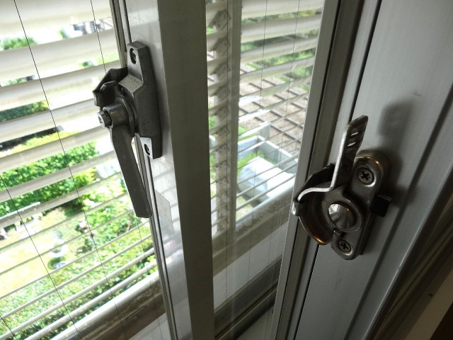 ャルマンコーポ第2芦花公園　シューズインクロークの窓