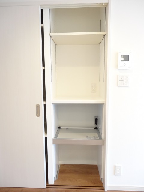 シャルマンコーポ第2芦花公園　キッチン横の収納