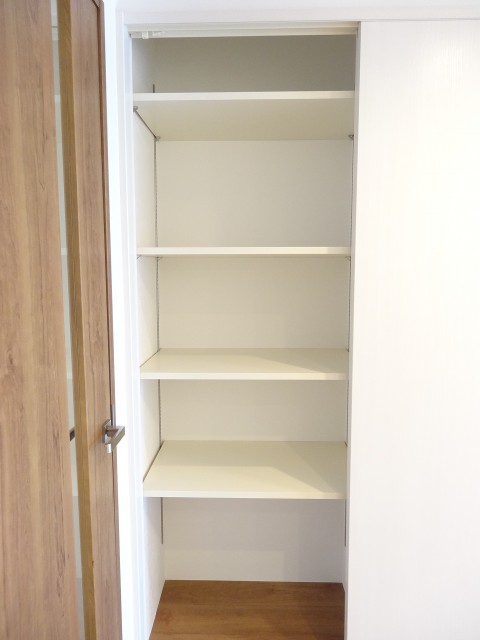 シャルマンコーポ第2芦花公園　キッチン横の収納