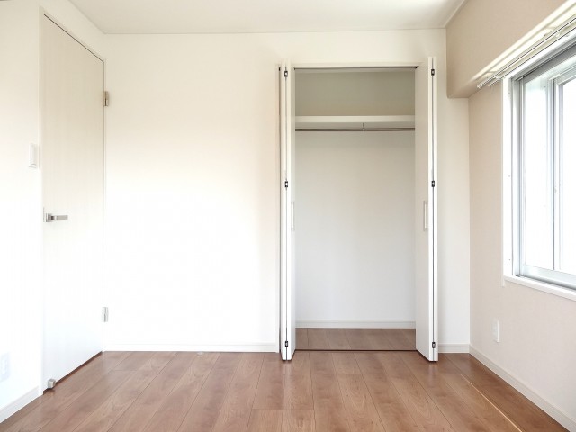シャルマンコーポ第2芦花公園　約5.7畳の洋室のクローゼット