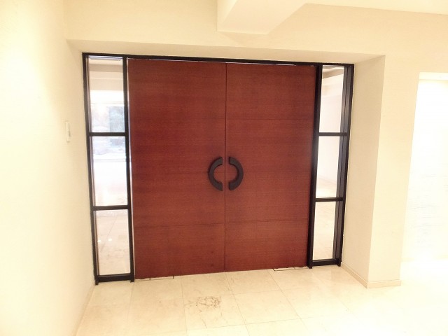 赤坂アーバンライフ　リビング入口