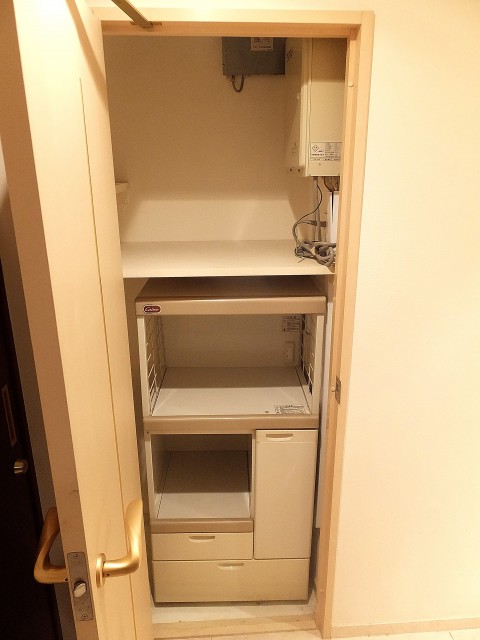 赤坂アーバンライフ　廊下物入れ