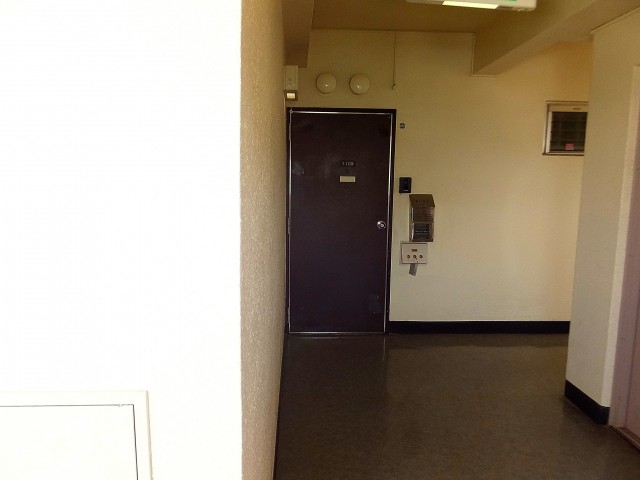 マンション第一明大前　玄関扉