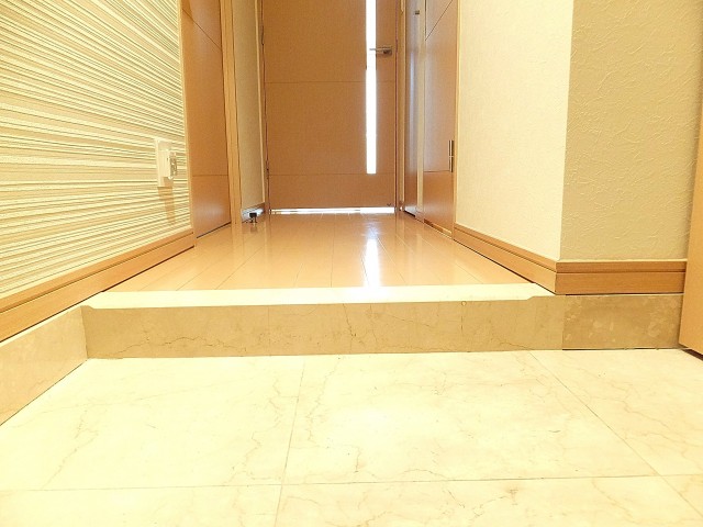 ゼファー明大前クローチェ　玄関105