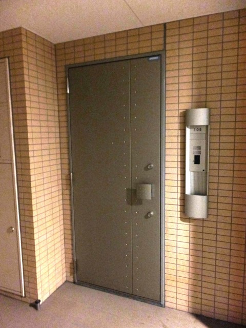 ゼファー明大前クローチェ　玄関扉