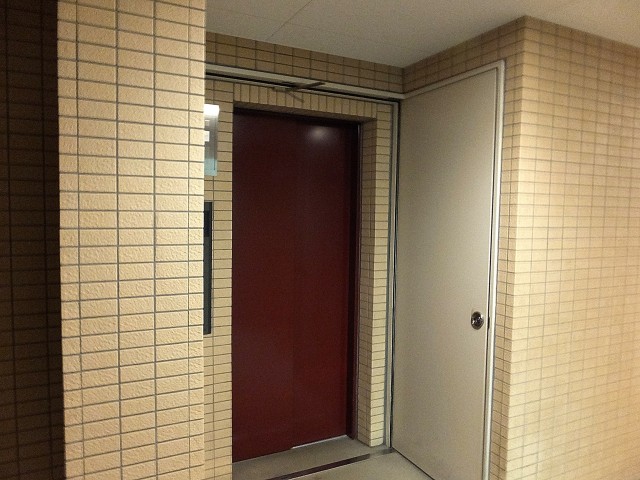 ゼファー明大前クローチェ　エレベータホール