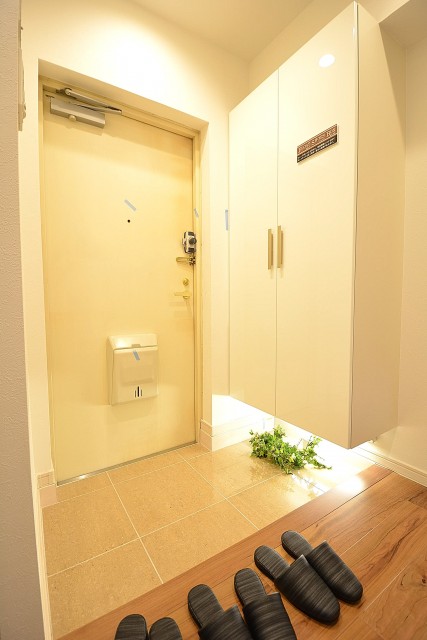 トゥール高輪　明るい玄関ホール