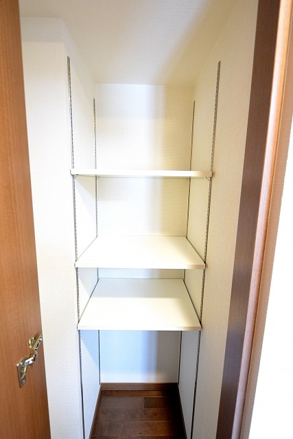 ゼファー明大前クローチェ　物入れ403