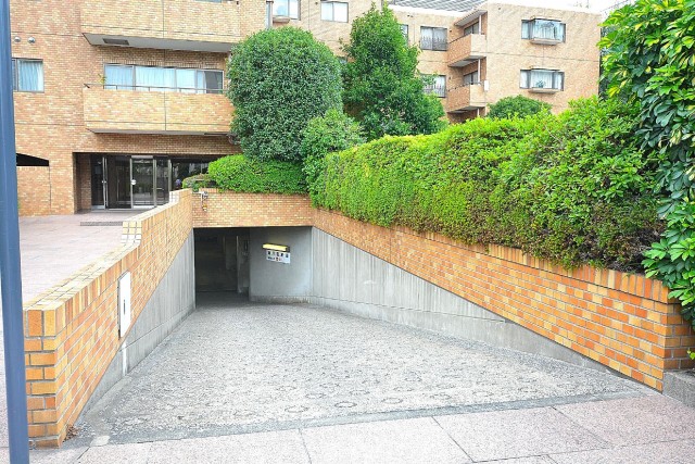 シャンボール常盤松　駐車場入口