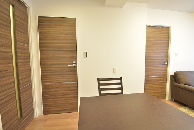 セイワパラシオン笹塚　洗面室と洋室の扉