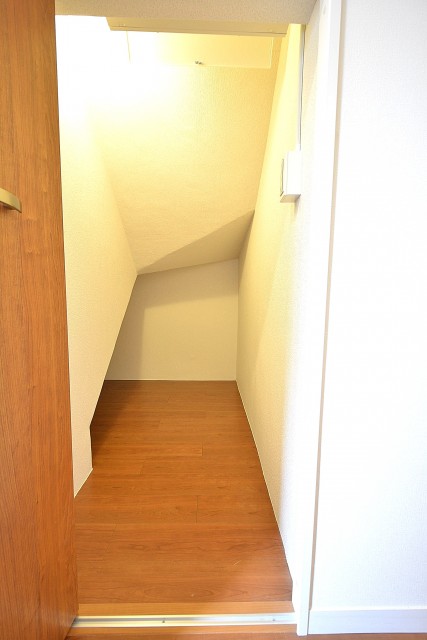 シャンボール常盤松　階段下収納