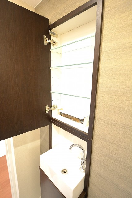 シャンボール常盤松　トイレの手洗いカウンターと収納