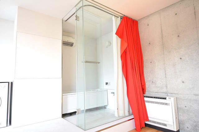 ガラス張りで開放感のあるバスルーム