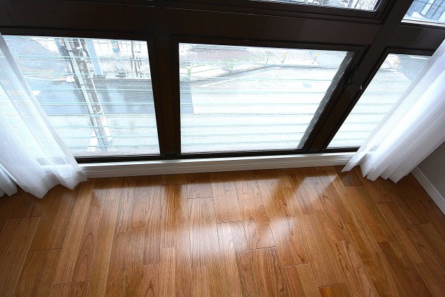 グランデュール千歳烏山　洋室1　ルーパー窓