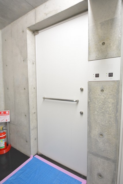 イソラ中目黒　玄関前