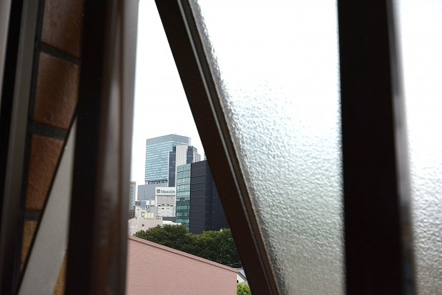 シャンボール常盤松　窓の隙間からヒカリエ