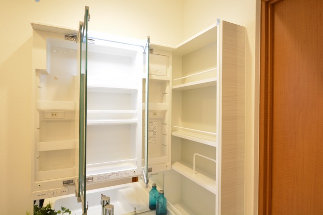 スカーラ四谷　洗面台　リネン庫