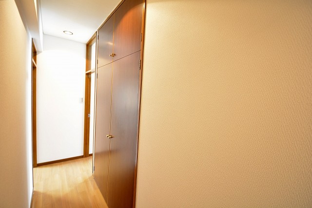 プラザ六番館　廊下収納
