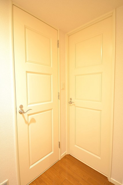 レジオン白金クロス　トイレと洗面室の扉
