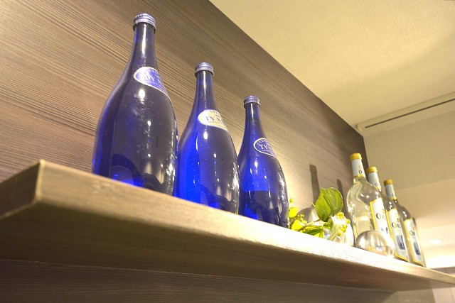 グランドメゾン幡ヶ谷　カウンター横の棚にボトルを並べて・・・
