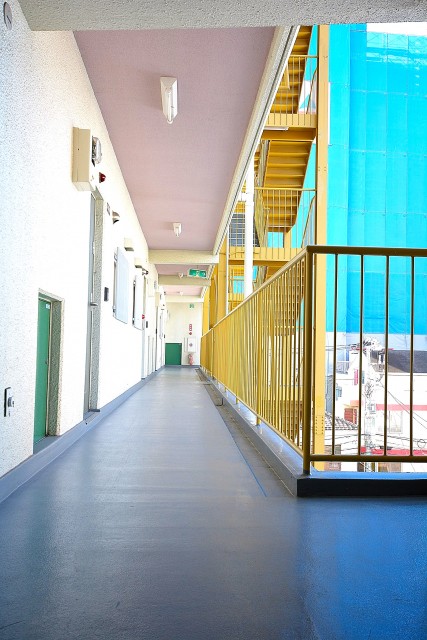 エル・アルカサル三田　共用廊下