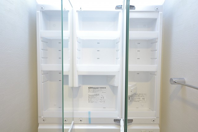 3面鏡の裏は一面収納