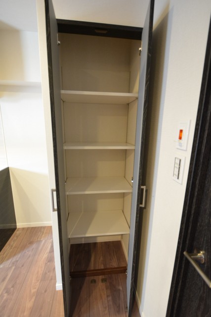 メガロン御殿山　ダイニングキッチン収納